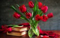 /album/viragok/a-bouquet-of-red-tulips-in-a-vase-next-to-some-books-2880x1800-jpg/